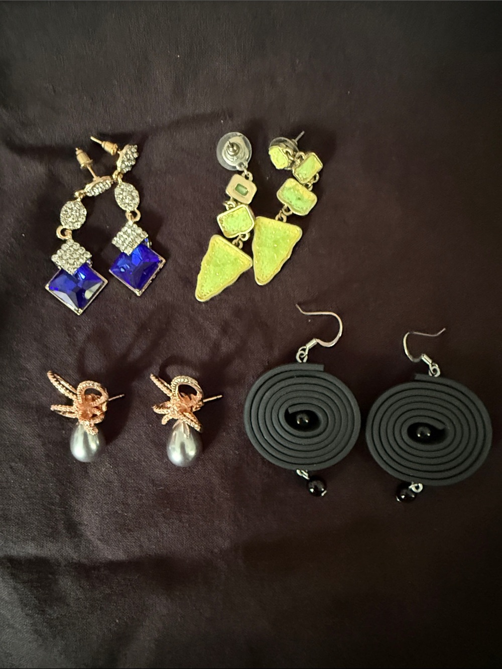 Set a four fashion earrings